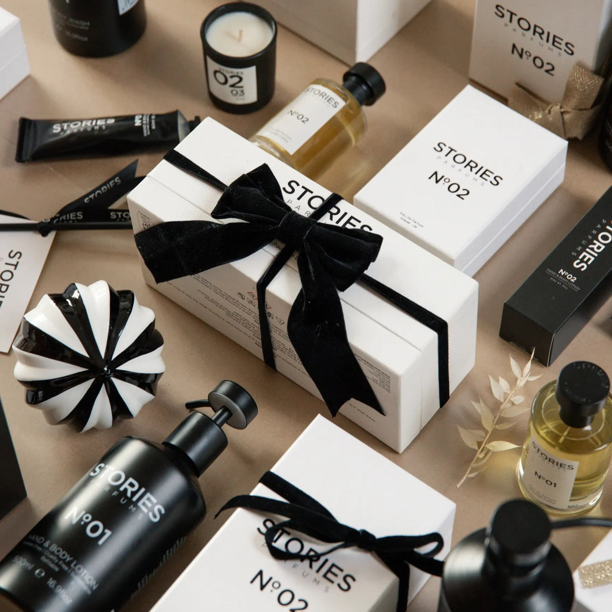 STORIES Christmas Gift Box, white with black ribbon, with STORIES Nº.01 and STORIES Nº.02 Eau de Parfum